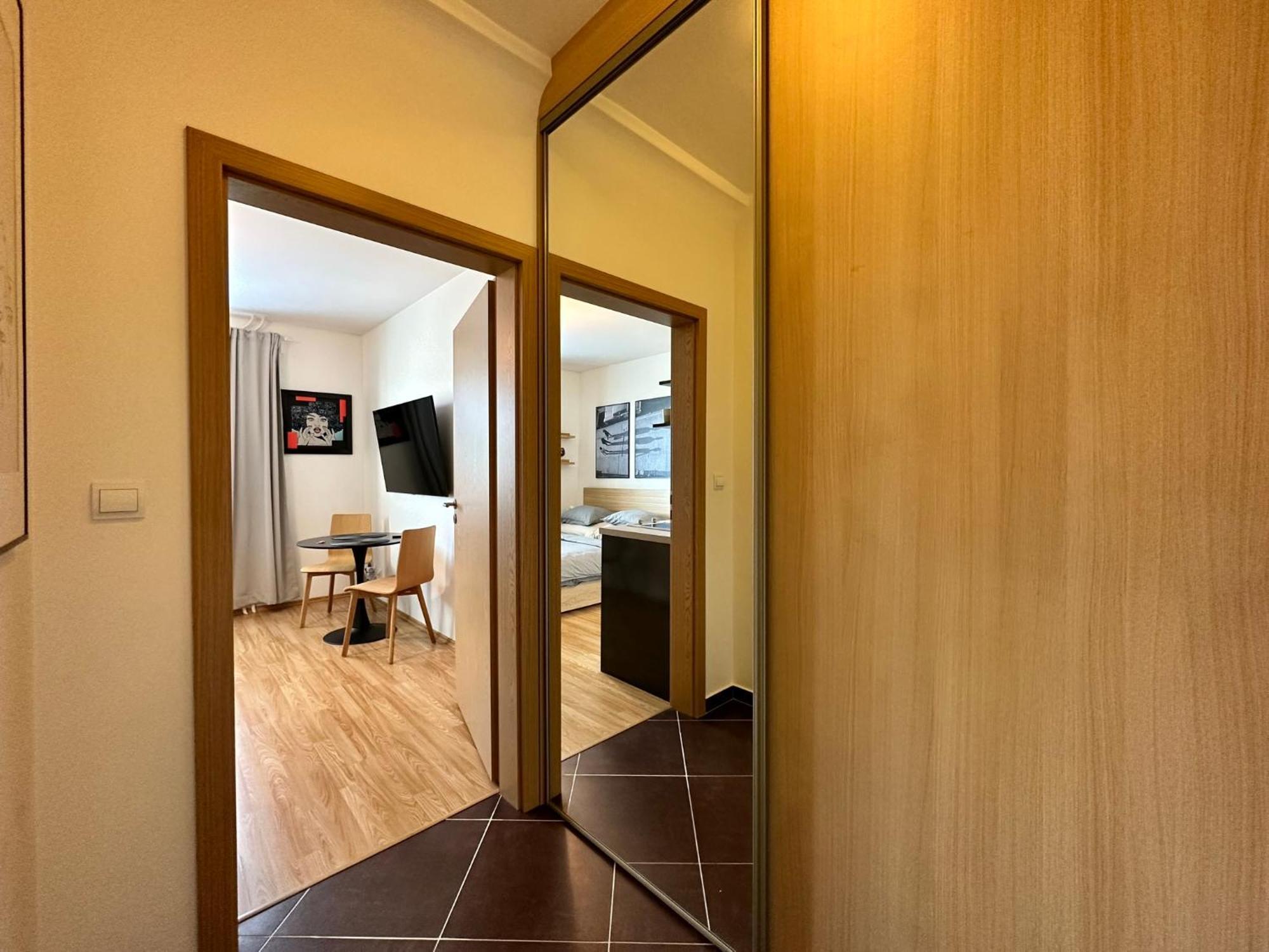 Cozy Studio Apartment In The Wider Center บราติสลาวา ภายนอก รูปภาพ