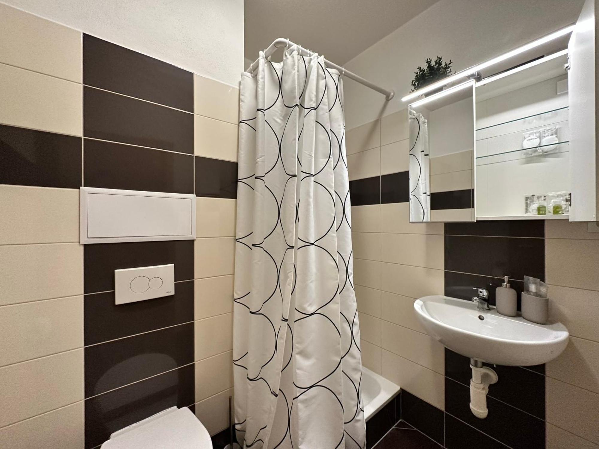 Cozy Studio Apartment In The Wider Center บราติสลาวา ภายนอก รูปภาพ